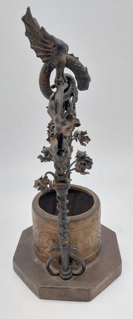 null OBJECT OF CONTROL

Cast iron and wrought iron well, with floral and dragon decoration

H...