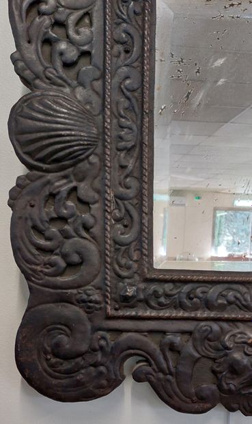 null Bevelled mirror in embossed metal

53,5 x 47 cm

(damaged mirror)