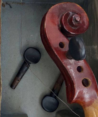 null VIOLIN AND ITS BOW

Violin bears a Stradivarius label 

L violin : 33,8 cm

(in...