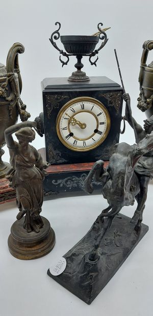 null E. PICAULT

Pegasus revolts

Clock in regula signed, marble base

H : 63 cm

(accidents,...