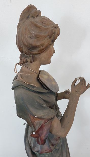 null FEMME A LA PERLE

Grande statuette en plâtre patiné 

H : 93 cm

(accidents...