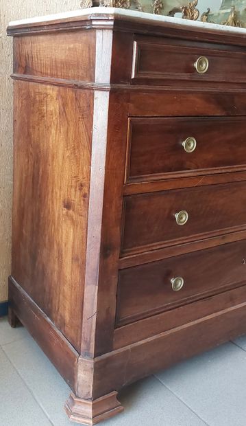 null walnut veneer COMMODE, four drawers, brass handles, marble top

H : 98,5 cm...