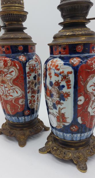 null PAIR OF IMARI LAMPS with floral decoration

Mounts in bronze

Total height :...