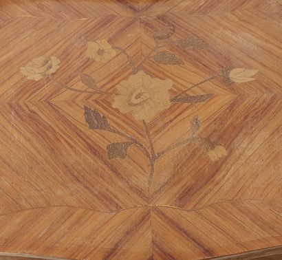 null PAIR OF CHEVETS in wood veneer, three drawers, top with floral decoration

Louis...