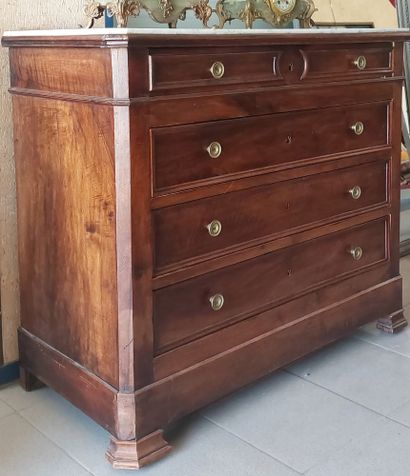 null walnut veneer COMMODE, four drawers, brass handles, marble top

H : 98,5 cm...