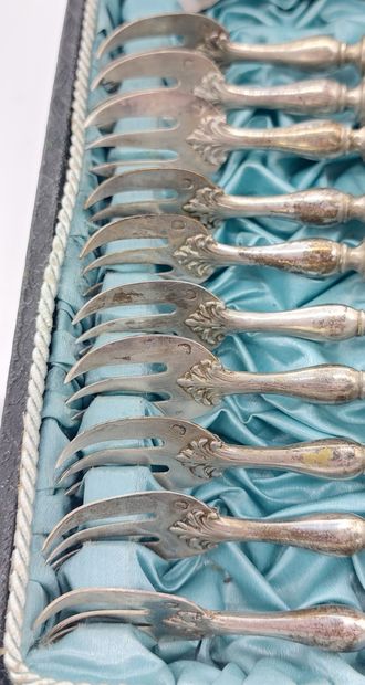 null TWELVE silver EGG FORKS with mother-of-pearl handles

Total weight : 300 g