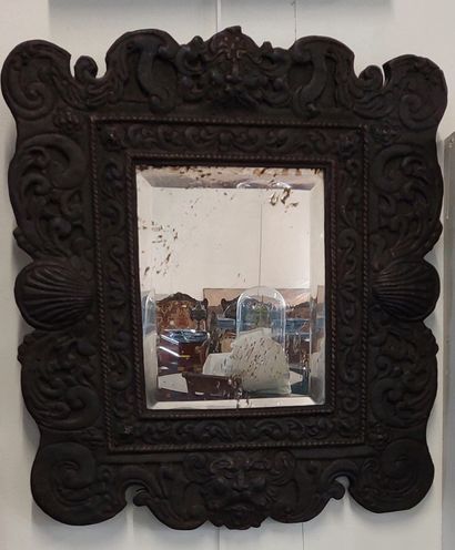 null Bevelled mirror in embossed metal

53,5 x 47 cm

(damaged mirror)