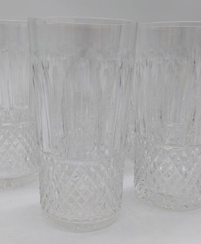null TWELVE GLASSES in cut crystal 

H : 14 cm

(slight chips)