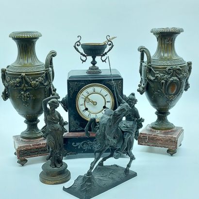 null E. PICAULT

Pegasus revolts

Clock in regula signed, marble base

H : 63 cm

(accidents,...