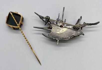 null ENSEMBLE 

including a gold and stone tie pin 

Gross weight : 6,24 g

and a...