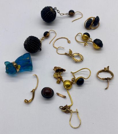 null ENSEMBLE

of gold jewelry: wedding rings, earrings, bracelets and various 

(accidents)

Gross...