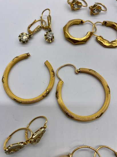 null ENSEMBLE 

holding pairs of gold earrings

Gross weight : 20.80 gr.

A pair...