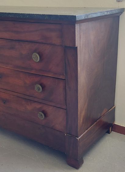 null Mahogany veneered COMMODE, four drawers, brass handles, marble top

Restoration...
