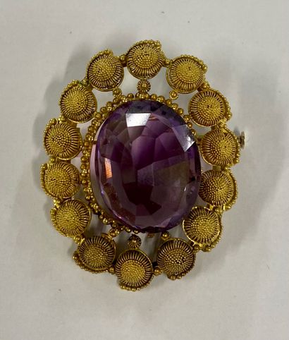 null BROCHE

holding an oval cut amethyst of about 11 carats in a circular decoration...