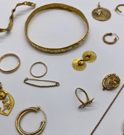 null ENSEMBLE

of gold jewelry: wedding rings, earrings, bracelets and various 

(accidents)

Gross...