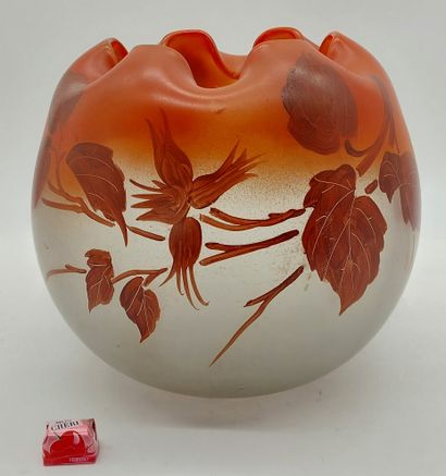 LEGRAS
Vase boule à col ourlé en verre peint...