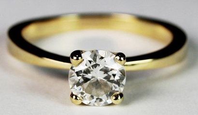 null BAGUE SOLITAIRE en or jaune ornée d'un diamant de 0,83 carat. Poids brut: 3,4...