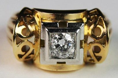 null Bague en or jaune style années 50, la monture ciselé ornée d'un diamant de taille...