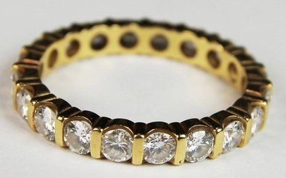 null ALLIANCE en or jaune ornée de diamants de taille brillant. Poids brut: 3,7 g...