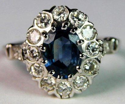 null BAGUE POMPADOUR en or gris ornée d'un saphir de 1,31 carat dans un entourage...