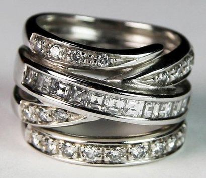 null BAGUE en or gris, composée d'anneaux entrelacés sertis de diamants calibrés...