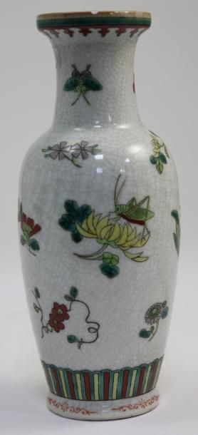 CHINE VASE en porcelaine craquelée de forme balustre à décor d'oiseaux et d'insectes....
