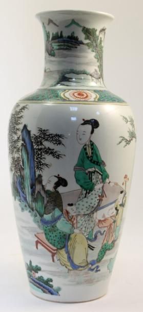 CHINE VASE en porcelaine de la famille verte de forme balustre et à col évasé, à...