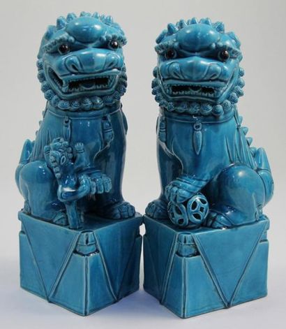 CHINE PAIRE DE CHIENS FÔ en porcelaine émaillé bleu turquoise et reposants sur des...