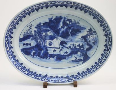 CHINE PLAT OVALE en porcelaine à décor bleu-blanc de scène de village Début du XIXème...