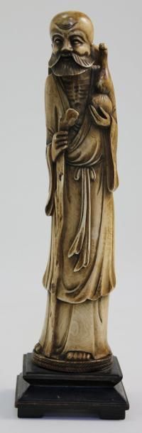 CHINE Figure en ivoire représentant un sage portant une double gourde ainsi qu'une...