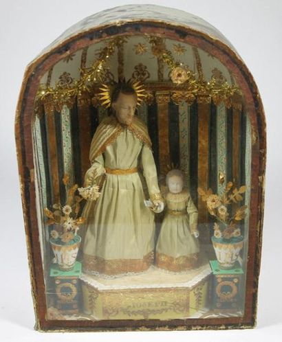 null PETITE CHAPELLE D'AUTEL en bois sculpté, abritant deux figures en cire peinte...