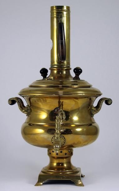 null SAMOVAR en laiton, de forme de vase couvert et reposant sur une base carré....