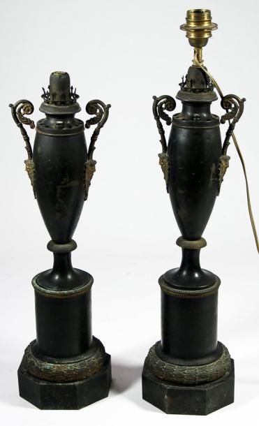 null PAIRE DE LAMPES en forme d'urnes en tôle laquée noire et bronze doré, prises...