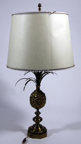 MAISON CHARLES Lampe en bronze doré à monture ornée d'un ananas. XXème siècle H:...