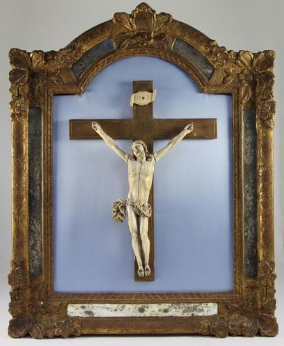 null CHRIST en ivoire finement sculpté dans un encadrement à pare-closes en bois...