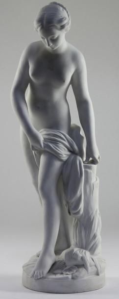 ETIENNE MAURICE FALCONNET (1716-1791) (D'après) Jeune baigneuse en biscuit Signée...