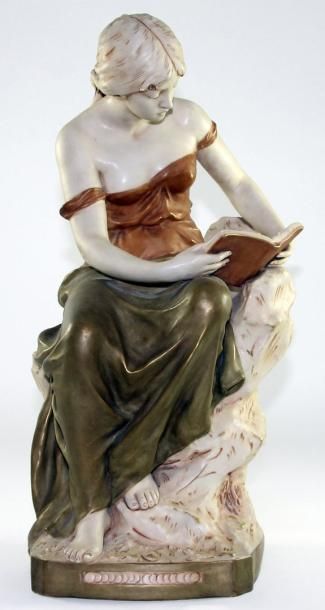 ROYAL DUX BOHEMIA Jeune femme assise lisant un ouvrage Porcelaine émaillé Vers 1900...