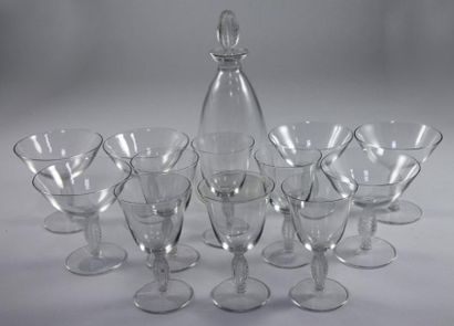RENE LALIQUE (1860-1945) Service de 13 pièces modèle «Fontainebleau», en verre blanc...