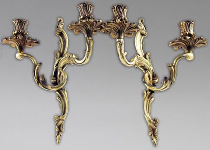 null PAIRE D'APPLIQES à deux bras de lumières en bronze doré et ciselé, à décor mouvementé...