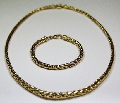 null DEMI PARURE en or jaune, composé d'un colliet et d'un bracelet finement ciselés....