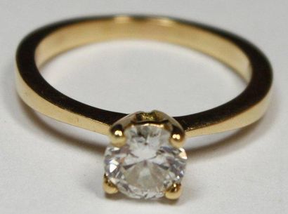 null BAGUE SOLITAIRE en or jaune ornée d'un diamant de 0,83 carat. Poids brut: 3,4...