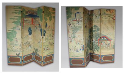 CHINE PAIRE DE PARAVENTS a quatre feuilles, à décor peint sur toile figurant des...