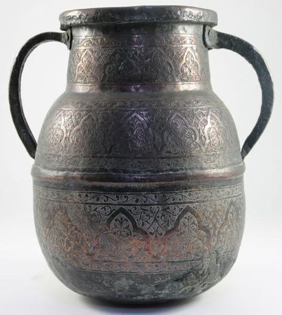 IRAN GRANDE JARRE en cuivre repoussé et ciselé à décor de motifs mauresques. Fin...