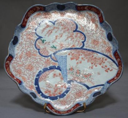 CHINE PLAT creux en porcelaine Imari de forme polylobée à décor émaillé rouge et...