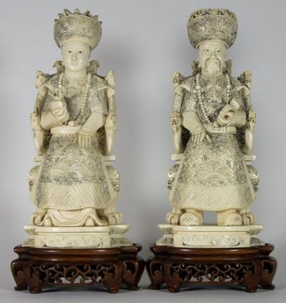 CHINE Couple de dignitaires en ivoire sculpte reposant sur des socles en bois. Cachets...