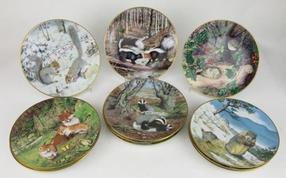 FRANKLIN PORCELAIN Ensemble de 12 assiettes en porcelaine, a decor polychrome d'animaux...