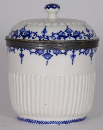 SAINT-CLOUD Pot a onguent couvert en pÀ¢te tendre decore en camaieu bleu de lambrequins...