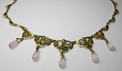 null COLLIER en or jaune ornee de cinq pampilles de quart rose, la monture finement...