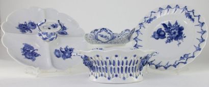 null "ROYAL COPENHAGUE Partie de service en porcelaine a decor bleu et blanc de fleurs...