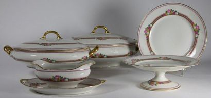 LIMOGES PARTIE DE SERVICE en porcelaine a decor de fleurs polychromes et a bordures...